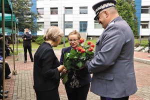Wręczenie kwiatów podczas uroczystości przed Grobem Policjanta Polskiego w Katowicach