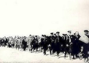 Polscy policjanci i inni wrogowie ludu w drodze do obozu. Kadr z radzieckiej kroniki filmowej z 1939 roku